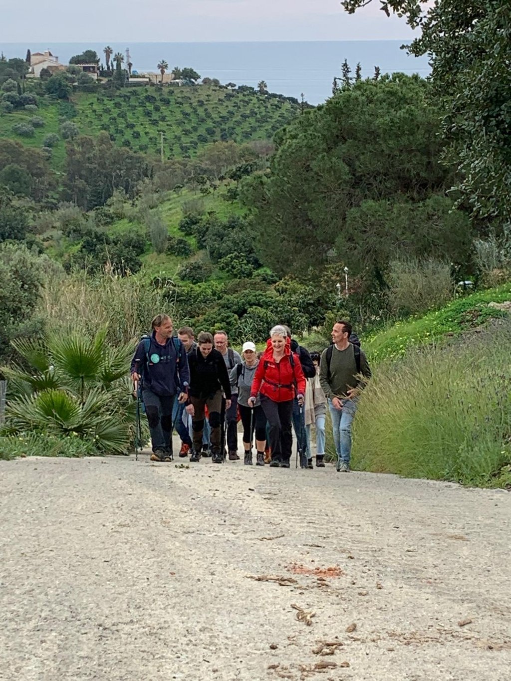 Wandergruppe auf einem Weg in Andalusien