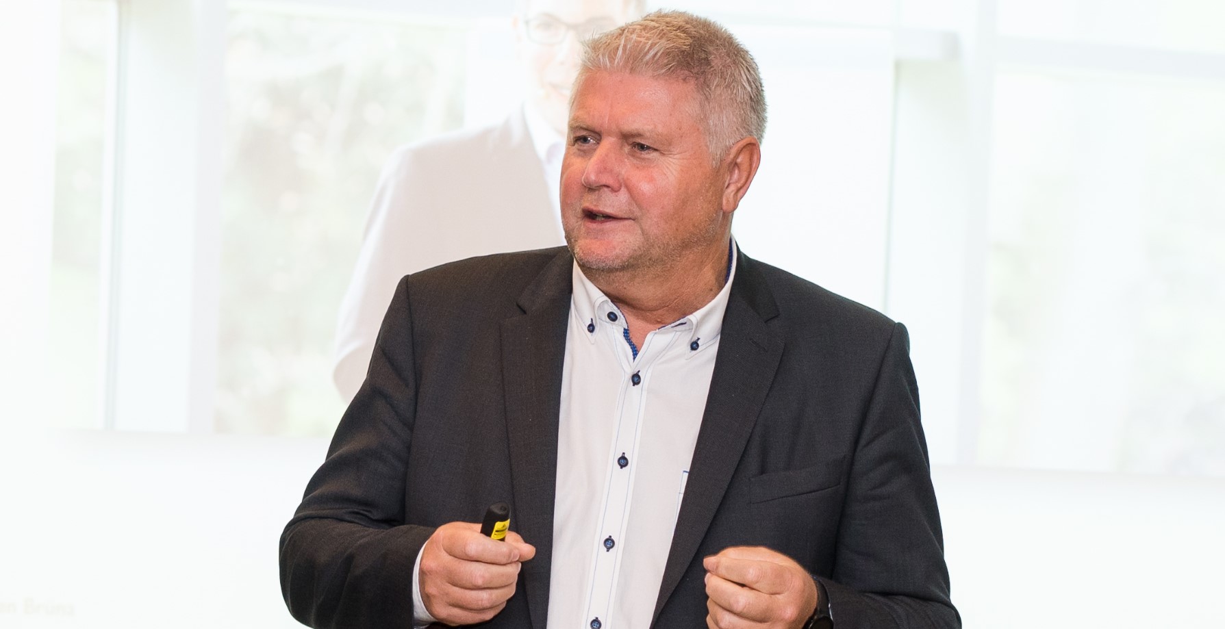 Jürgen Brüna bei einem Vortrag